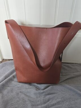 Madewell-The Essential Bucket Tote